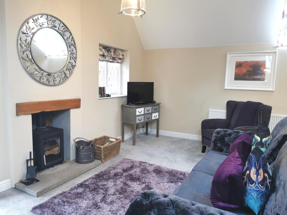 The Coach House Apartment At Cefn Tilla Court, Usk Exteriör bild