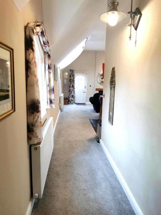 The Coach House Apartment At Cefn Tilla Court, Usk Exteriör bild