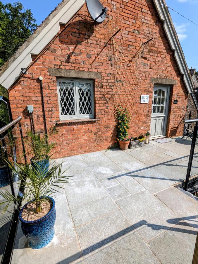 The Coach House Apartment At Cefn Tilla Court, Usk Exteriör bild