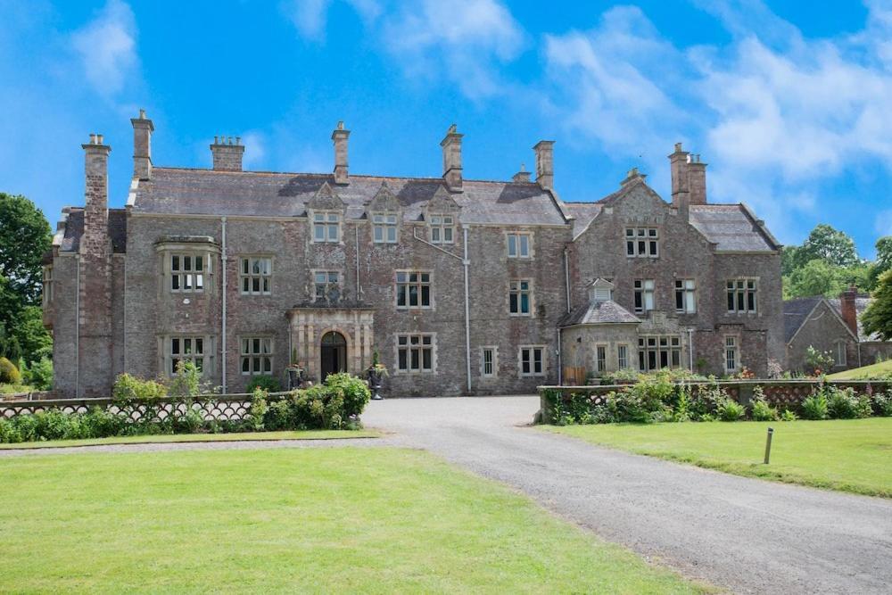 The Coach House Apartment At Cefn Tilla Court, Usk Exteriör bild